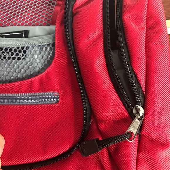 Heye’s pristine toiletry bag in bright red! - Picture 7 of 9